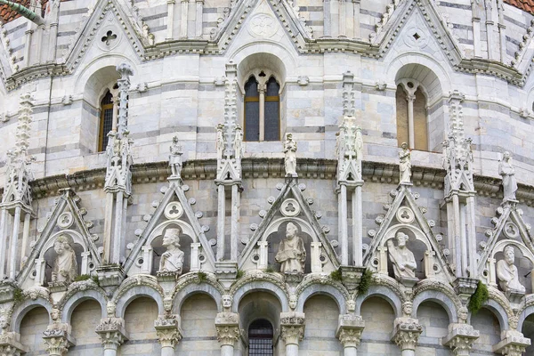Pisa Baptistery sv. Jana, detaily fasády, Pisa, Itálie — Stock fotografie