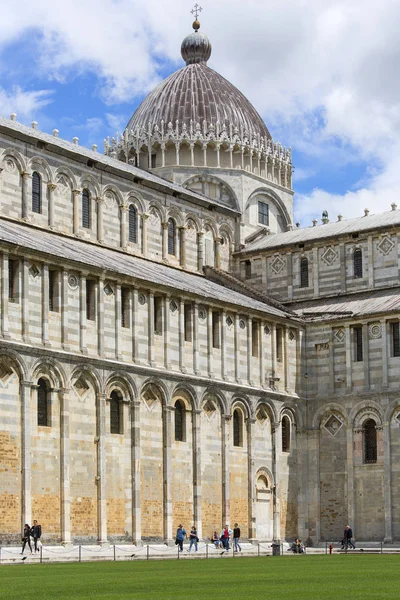 Pohled na chrám v Pise, slunný den, Piazza del Duomo, Pisa, Itálie — Stock fotografie