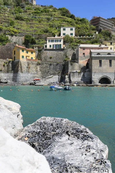 Küçük bir köy, Riomaggiore, Cinque Terre, İtalya'da deniz kenarında ve tipik evlere bakış — Stok fotoğraf
