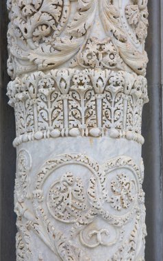 12. yüzyıl Pisa Katedrali, sütun üzerine kabartma, Piazza del Duomo, Pisa, İtalya