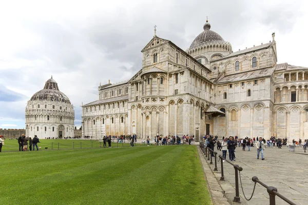 Pohled na chrám v Pise a Pisa Baptistery St. John, Pisa, Itálie — Stock fotografie