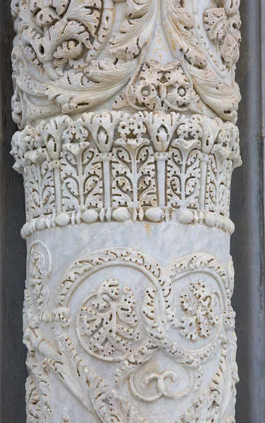 Catedral de Pisa del siglo XII, relieve en columna, Piazza del Duomo, Pisa, Italia — Foto de Stock