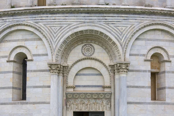 Pisa Baptisterio San Juan Detalles Decorativos Fachada Piazza Del Duomo —  Fotos de Stock