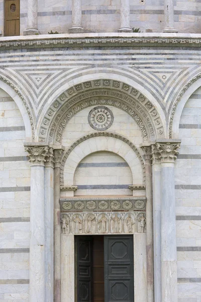 聖ヨハネのピサ洗礼所、ファサードの装飾的な詳細、ピサ、イタリア — ストック写真