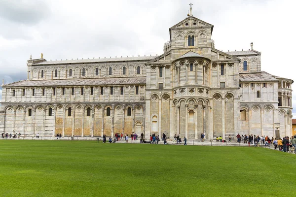 Pohled na chrám v Pise, slunný den, Piazza del Duomo, Pisa, Itálie — Stock fotografie