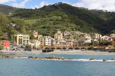 Küçük bir köy, Monterosso, Cinque Terre, İtalya'da sahil ve tipik evlerin manzarası