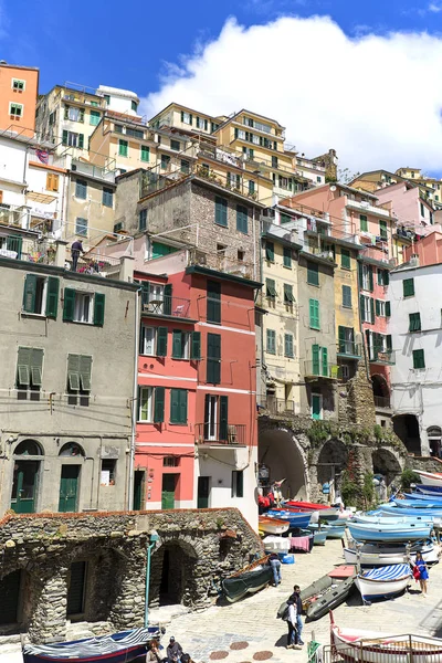 Vista al mar y barcos en pequeño pueblo, Riomaggiore, Cinque Terre, Italia —  Fotos de Stock