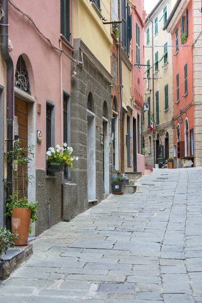 Vista sobre la calle estrecha de la ciudad, Porto Venere, Italia — Foto de Stock