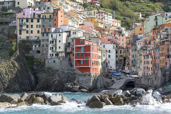 Vista à beira-mar e casas típicas em pequena aldeia, Riomaggiore, Cinque Terre, Itália — Fotografia de Stock