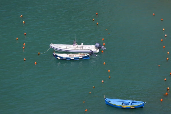 Barche ormeggiate nel porto turistico, superficie liscia dell'acqua, fondo, Vernazza, Italia — Foto Stock