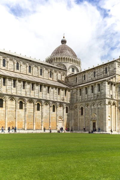 Pohled na chrám v Pise, slunný den, Piazza del Duomo, Pisa, Itálie — Stock fotografie