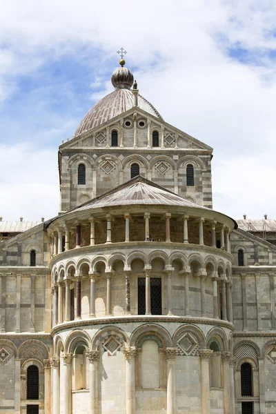 Pohled na chrám v Pise, slunný den, Piazza del Duomo, Pisa, Itálie — Stock fotografie