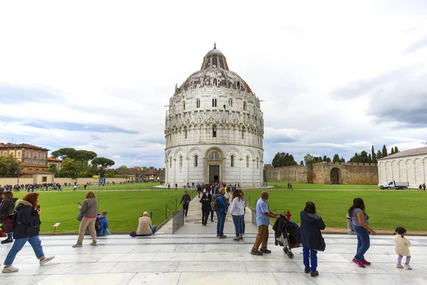 Pisa Baptistery St. John, Piazza del Duomo, Pisa, Itálie — Stock fotografie