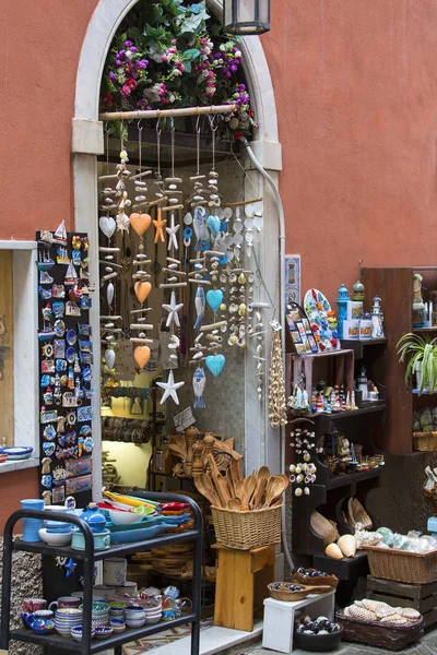 Şehirde dar sokakta görünümü, hediyelik eşya dükkanı, Porto Venere, İtalya