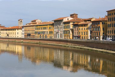 Arno nehri ve renkli bina manzarası, Pisa, İtalya