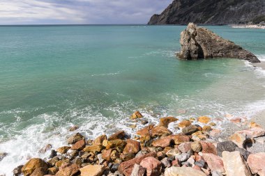 Su ve kayaların manzarası, güneşli plaj, manzara, Cinque Terre, İtalya