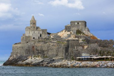 St Peter Ortaçağ kilisesi, denizmanzarası, Portovenere, Cinque Terre; İtalya
