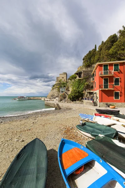 Kilátás a strandra és a színes fa csónakok, Monterosso, Cinque Terre, Olaszország — Stock Fotó