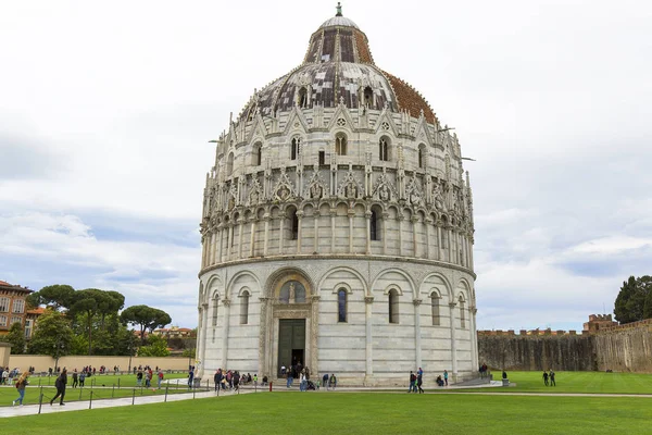 Pisa Baptisterium van St. John, Piazza del Duomo, Pisa, Italië — Stockfoto