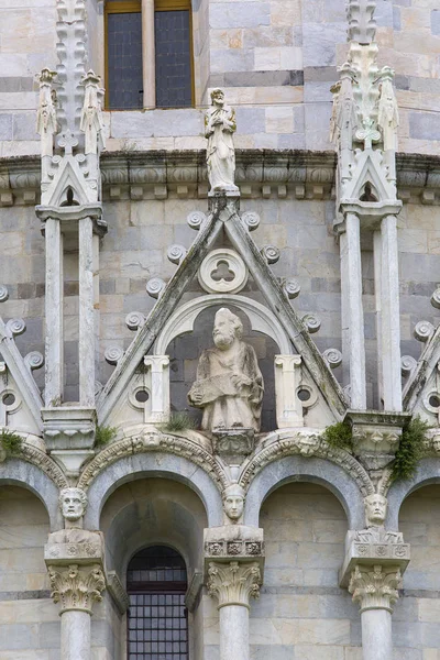 Pisa Baptisterio de San Juan, detalles decorativos de la fachada, Pisa, Italia —  Fotos de Stock