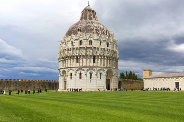 Pisa Baptisterium van St. John, Piazza del Duomo, Pisa, Italië — Stockfoto