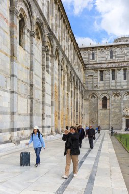 Pisa Katedrali manzaralı, güneşli bir gün, Piazza del Duomo, Pisa, İtalya