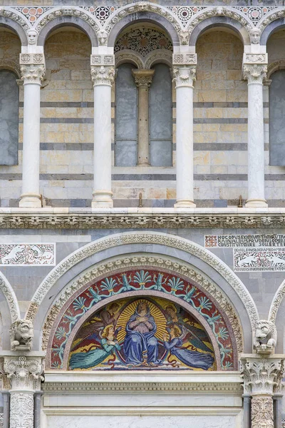 Pisa Cathedral, mosaic on facade, Piazza del Duomo, Pisa, Italy — Stock Photo, Image