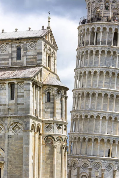 Scheve toren van Pisa en Pisa Cathedral, Piazza del Duomo, Pisa, Italië — Stockfoto