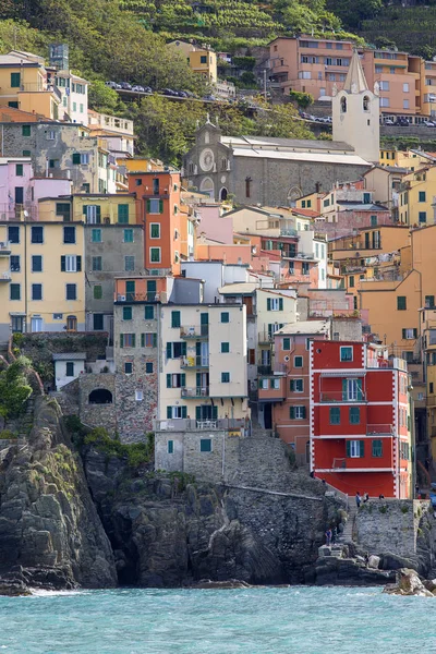 Blick auf Meer und typische bunte Häuser in kleinem Dorf, riomaggiore, cinque terre, italien — Stockfoto