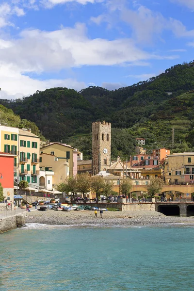 Kilátás a tengerparton és tipikus házak kis faluban, Monterosso, Cinque Terre, Olaszország — Stock Fotó