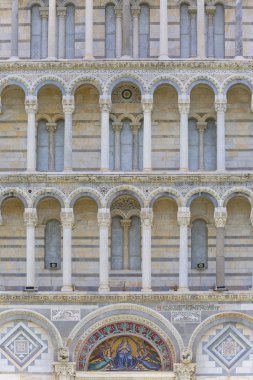 Pisa Katedrali, ana girişin üzerindeki cephede mozaik, Piazza del Duomo, Pisa, İtalya