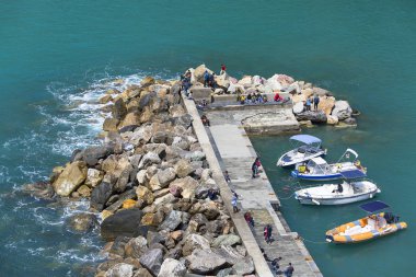 Marina, Cinque Terre, Vernazza, İtalya demirli tekneler ile koyda görünümü