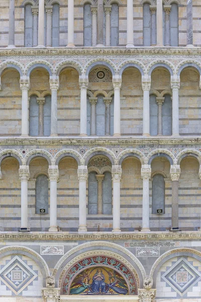 Duomo di Pisa, mosaico sulla facciata sopra l'ingresso principale, Piazza del Duomo, Pisa, Italia — Foto Stock