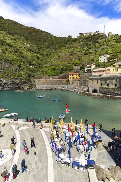 Vista a la bahía con barcos amarrados en el puerto deportivo, multitudes de turistas, Vernazza, Cinque Terre, Italia — Foto de Stock