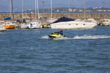 Garda Gölü üzerinde yelkenli için Liman, Desenzano, İtalya