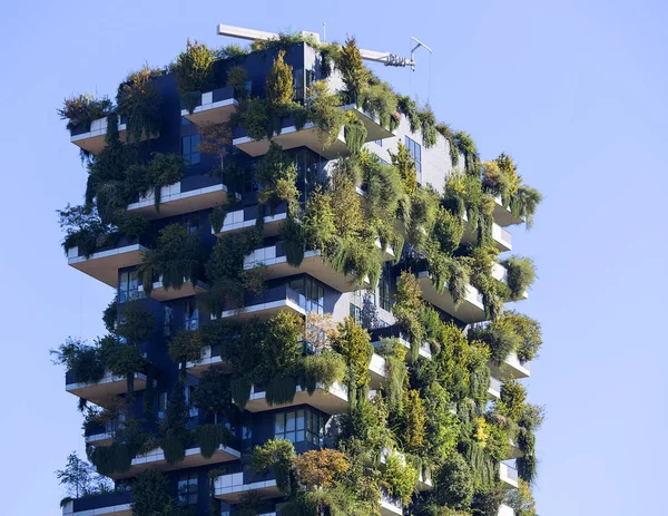 Dikey Orman (Bosco Verticale), Porta Nuova semtinde balkonlarda ağaçlarla konut kulesi, Milano, İtalya