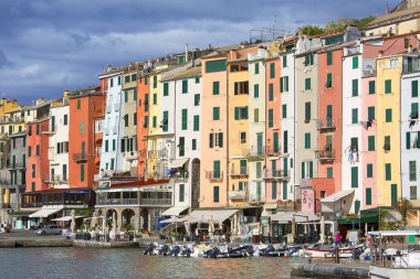 Limanda deniz ve teknelerde manzara, Porto Venere, İtalya