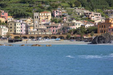 Küçük bir köy, Monterosso, Cinque Terre, İtalya'da sahil ve tipik evlerin manzarası