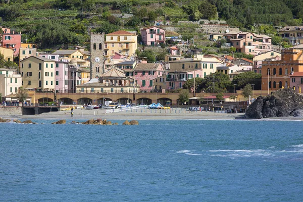 Kilátás a tengerparton és tipikus házak kis faluban, Monterosso, Cinque Terre, Olaszország — Stock Fotó