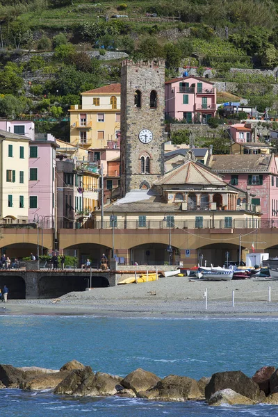 Vista al mar y casas típicas en pequeño pueblo, Monterosso, Cinque Terre, Italia —  Fotos de Stock