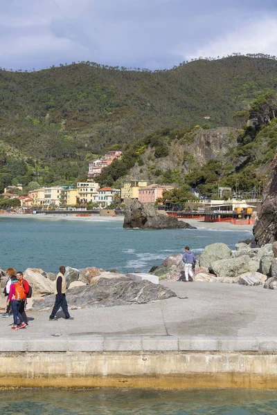 Вид на море, люди на каменном пирсе, Монтероссо, Cinque Terre, Италия — стоковое фото