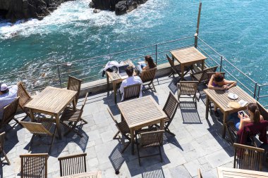 Deniz manzaralı gözlem güvertesinde açık hava restoranı, Riomaggiore, Cinque Terre, İtalya