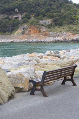 Deniz kenarında Akdeniz manzaralı boş bir ahşap bank, Cinque Terre, Porto Venere, İtalya