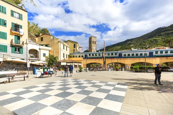 Tipikus olasz tengerparti város, tér és színes házak, Cinque Terre, Monterosso, Olaszország — Stock Fotó