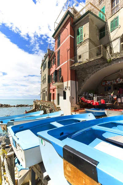 Kilátás a tengerparti és kék csónakok kis faluban, Cinque Terre, Riomaggiore, Olaszország — Stock Fotó