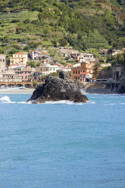 Vista al mar y casas típicas en pequeño pueblo, Monterosso, Cinque Terre, Italia — Foto de Stock