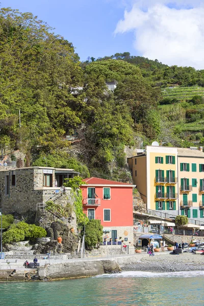 Vista al mar y casas típicas en pequeño pueblo, Monterosso, Cinque Terre, Italia — Foto de Stock