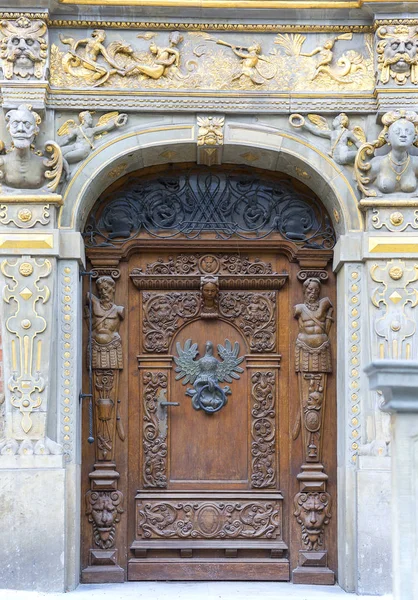 1400-talets Artus Court på Long Market Street, dekorativ dörr, Gdansk, Polen. — Stockfoto