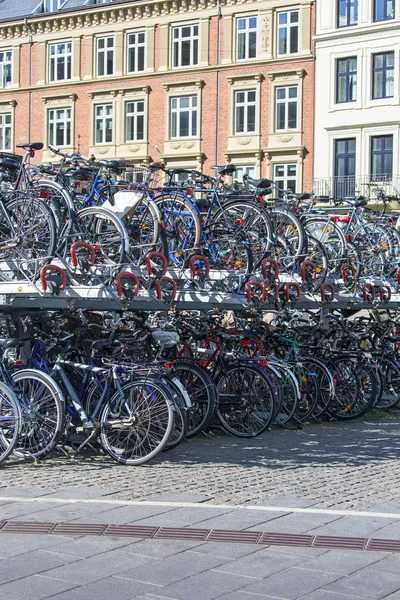 Två nivå cykelparkering på gatan, Köpenhamn, Danmark — Stockfoto