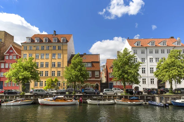 Maisons colorées sur le canal dans la ville, bateaux amarrés, Copenhague, Danemark — Photo